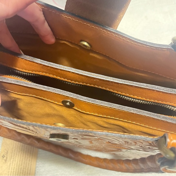Just like new Patricia Nash handbag and matching wallet. - Picture 4 of 8